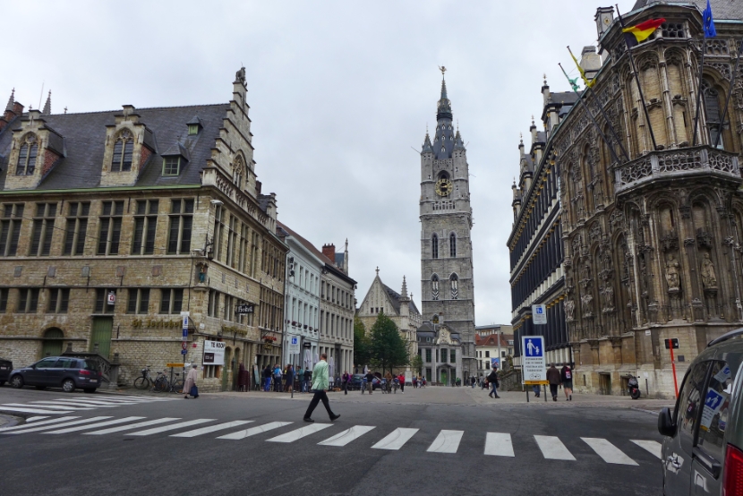 Stadhuis (rechts) und Belfried