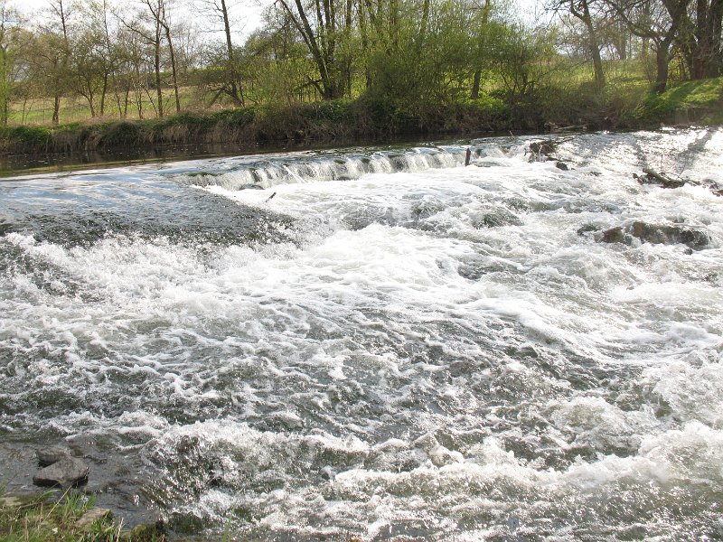 Staustufe nördlich der Bahnbrücke