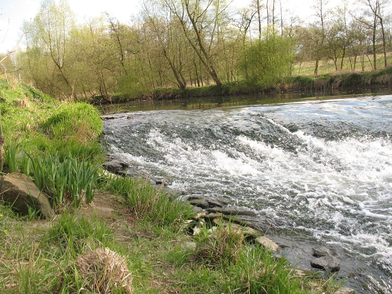 Staustufe nördlich der Bahnbrücke